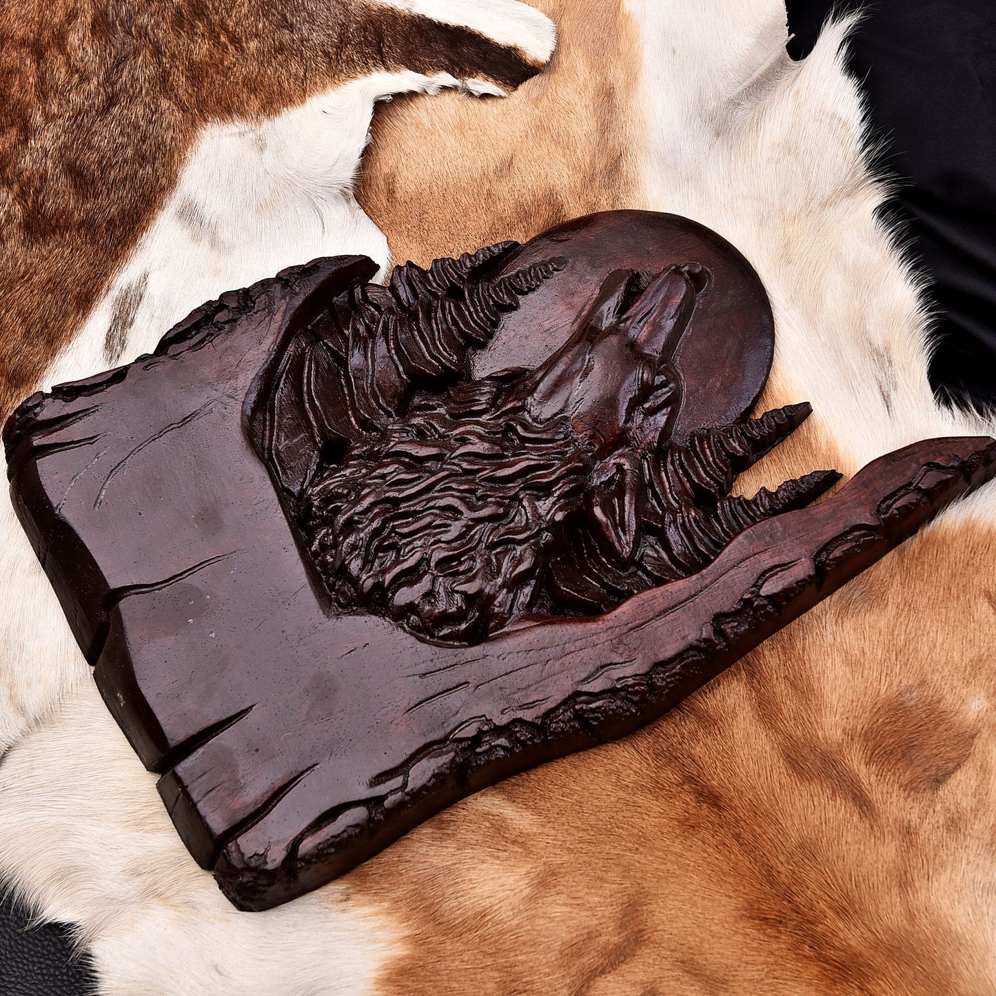 Handcrafted Wooden Wolf Shield Wall Plaque – Rustic Hunting Lodge Decor
