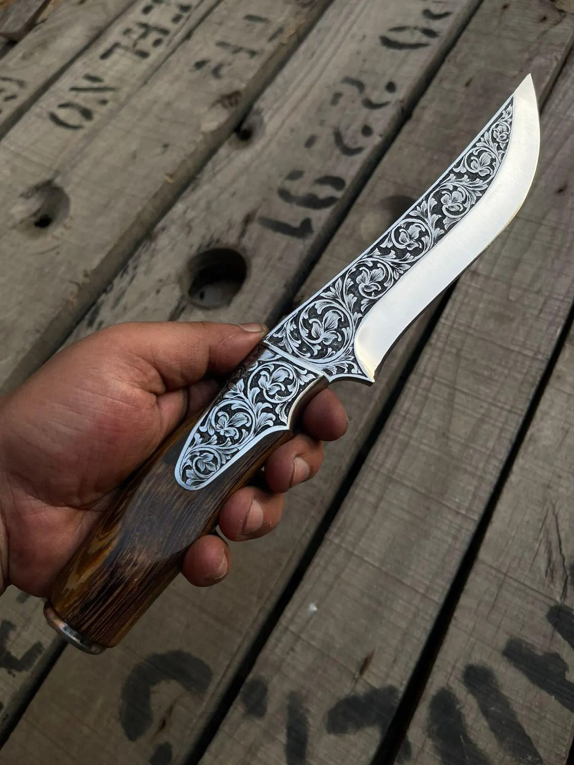 Hand-Engraved Hunting Knife – Custom Outdoor Blade with Detailed Craftsmanship