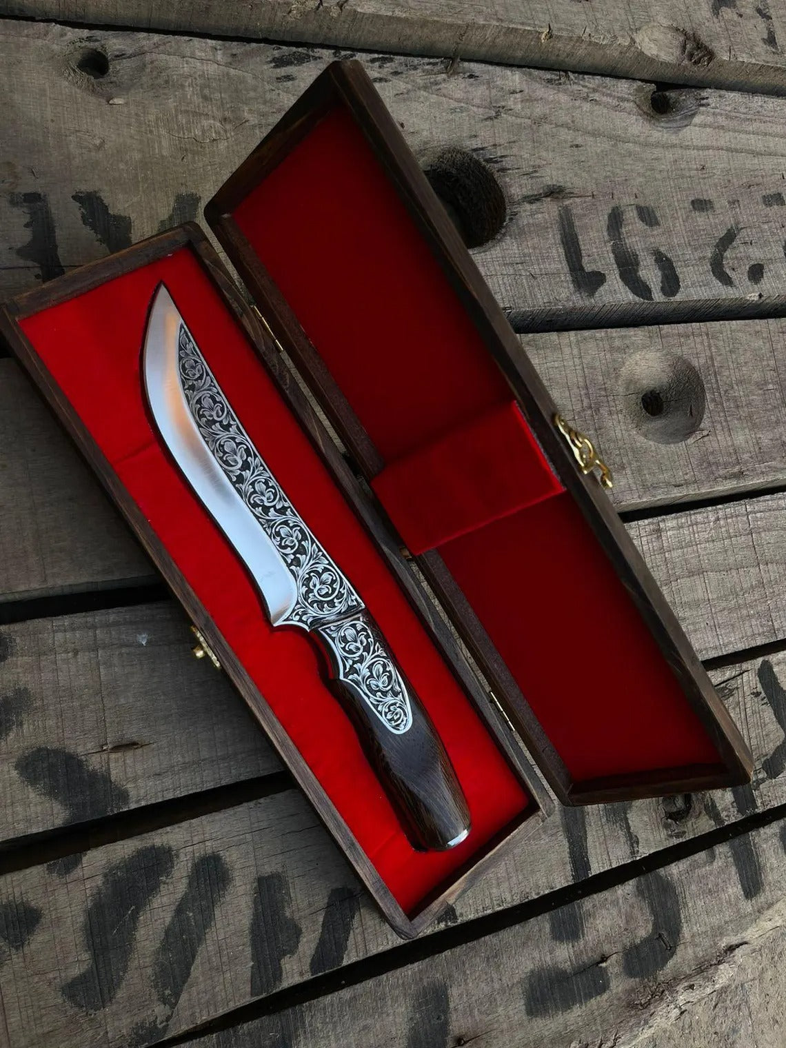 Hand-Engraved Hunting Knife – Custom Outdoor Blade with Detailed Craftsmanship