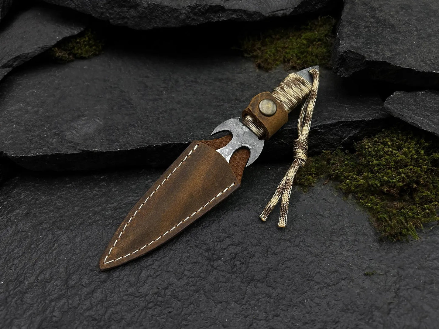 Tactical Throwing Knife – Dual-Spike Spine & Paracord Handle with Leather Sheath