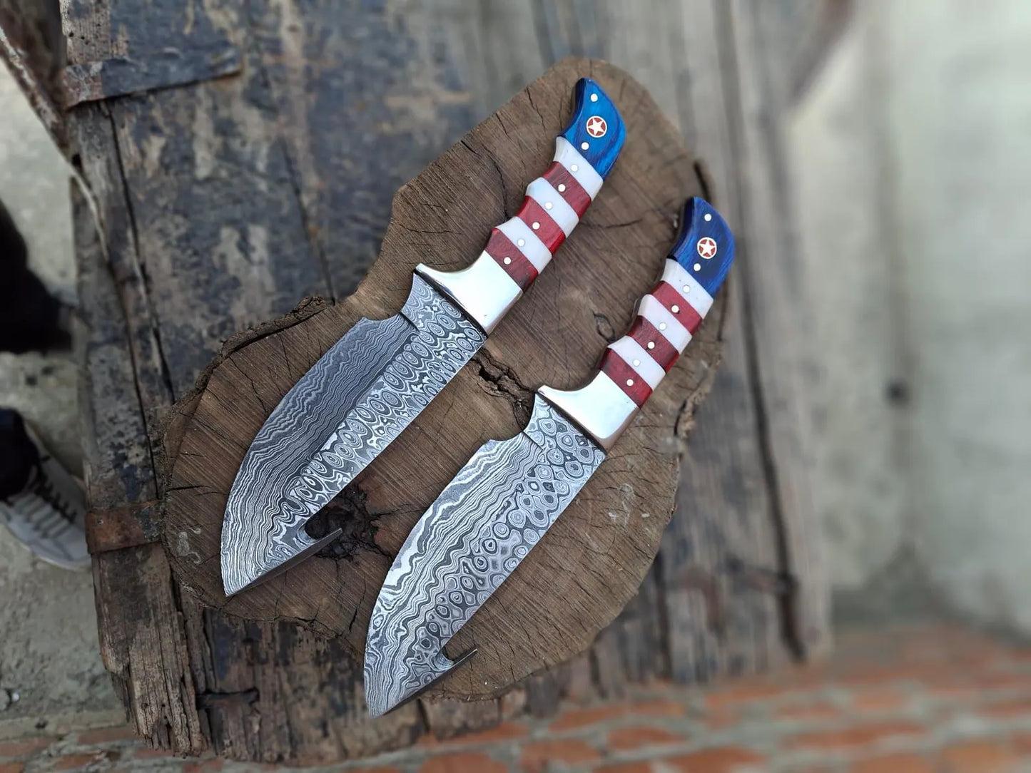 Handmade Damascus Steel Gut Hook Knife – Hunting & Skinning Blade with Ergonomic Handle