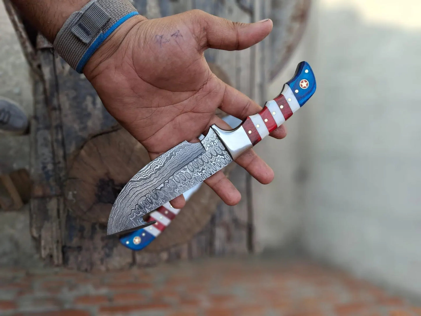 Handmade Damascus Steel Gut Hook Knife – Hunting & Skinning Blade with Ergonomic Handle