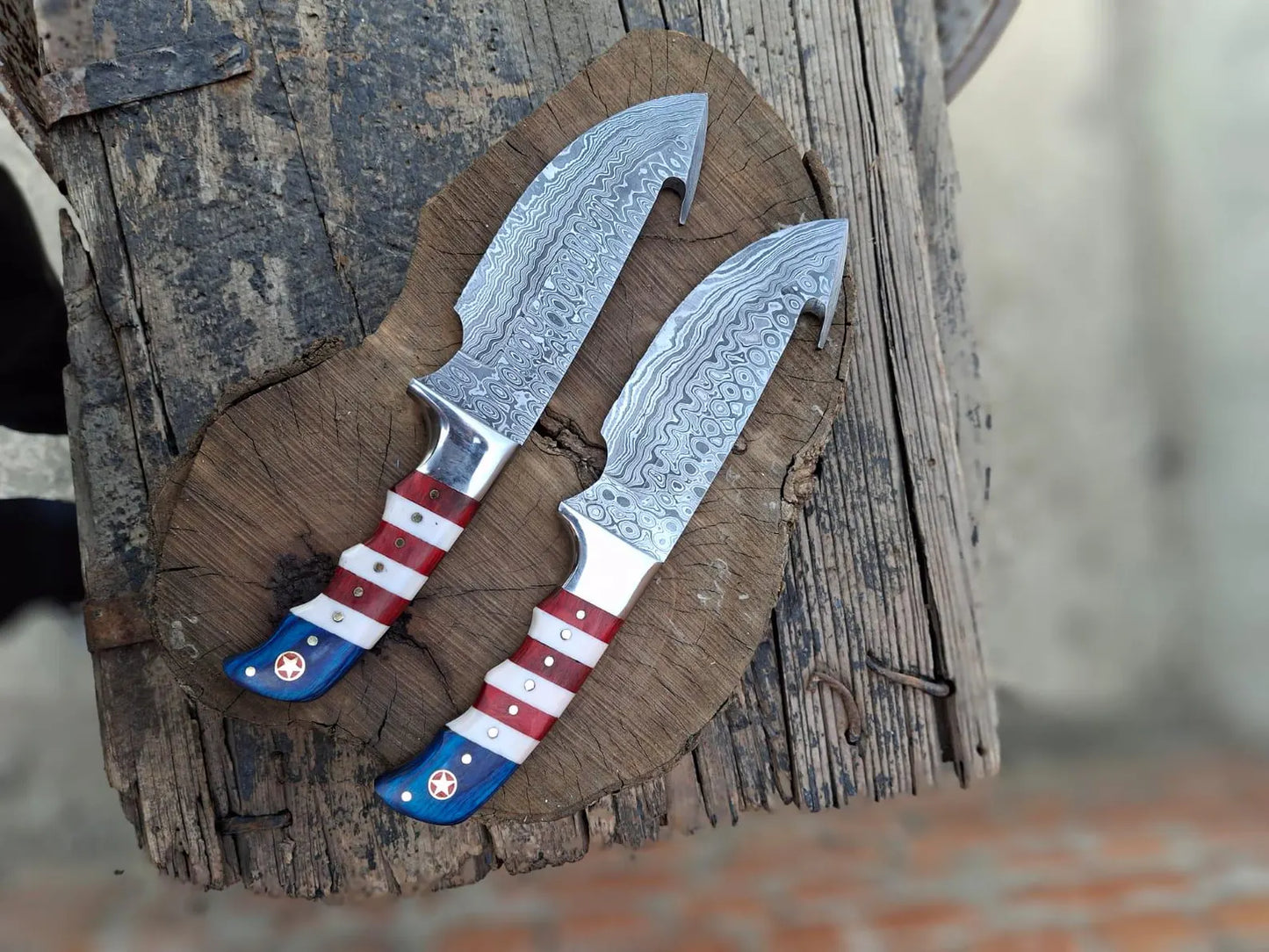 Handmade Damascus Steel Gut Hook Knife – Hunting & Skinning Blade with Ergonomic Handle