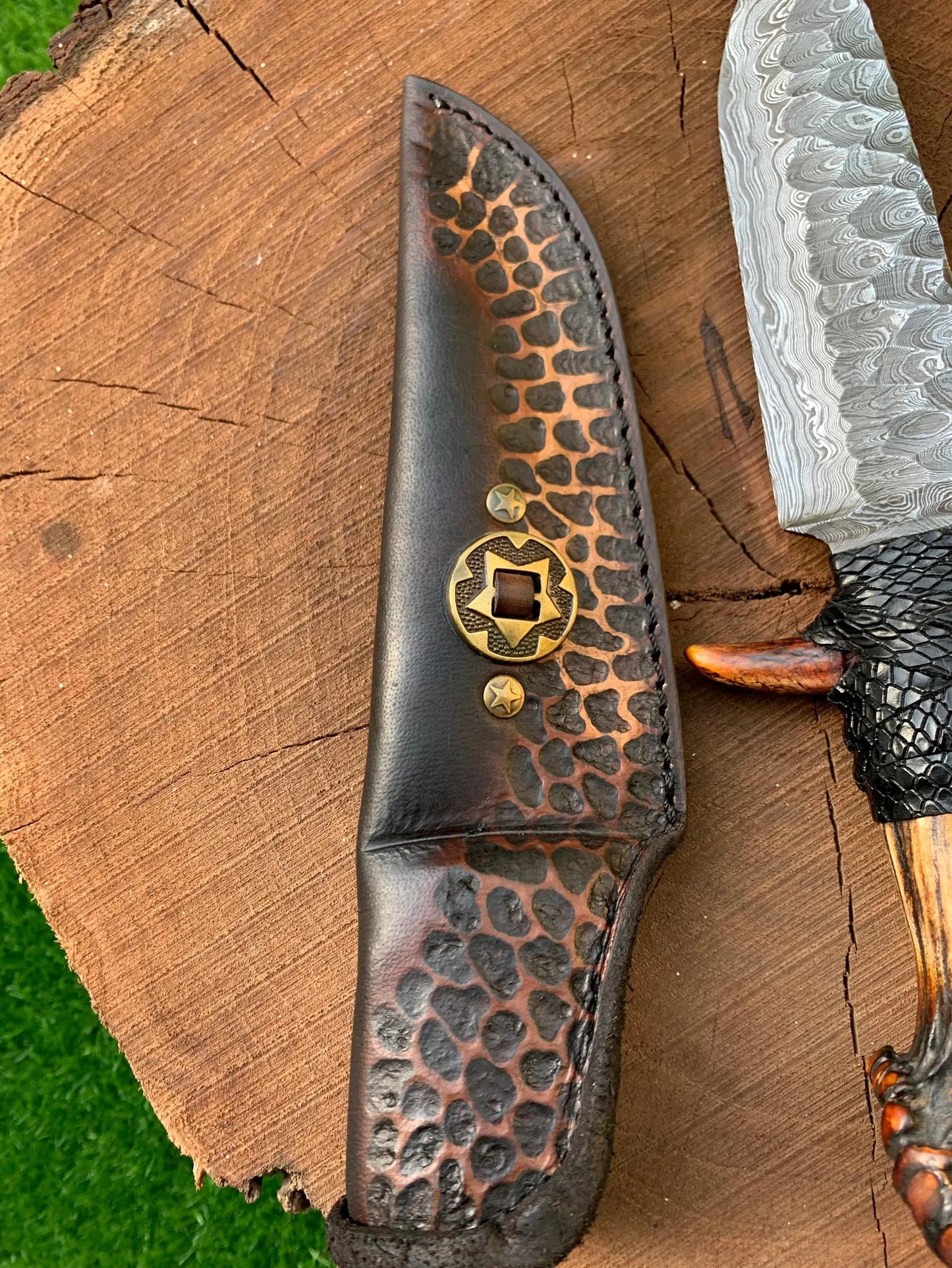 Damascus Steel Skinning Knife – Deer Antler Handle | Handmade Hunting Knife for Field Use & Collection