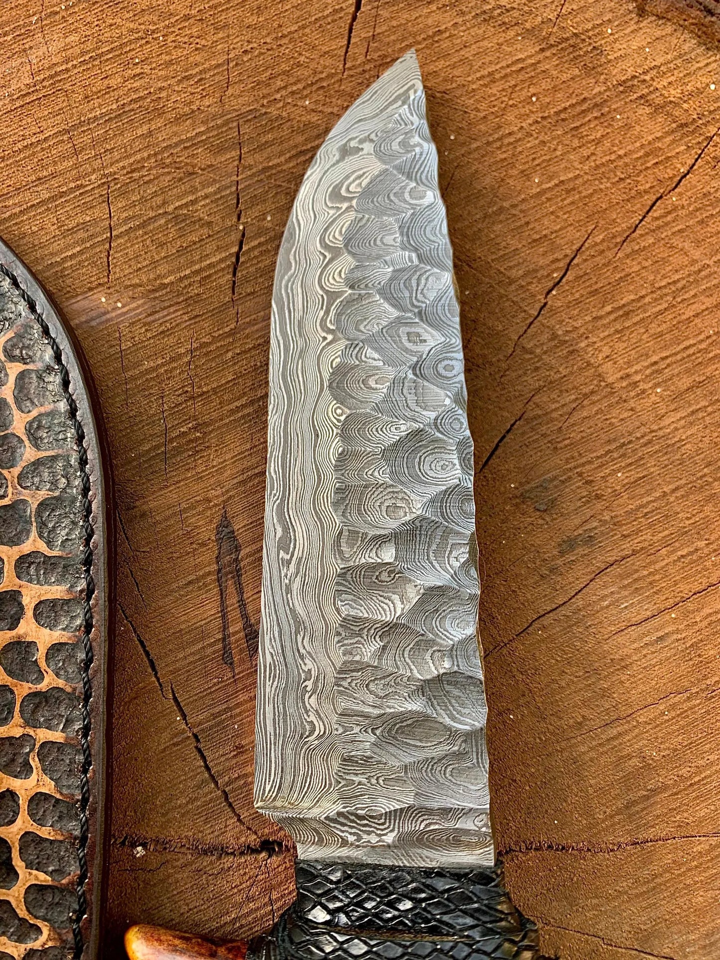 Damascus Steel Skinning Knife – Deer Antler Handle | Handmade Hunting Knife for Field Use & Collection
