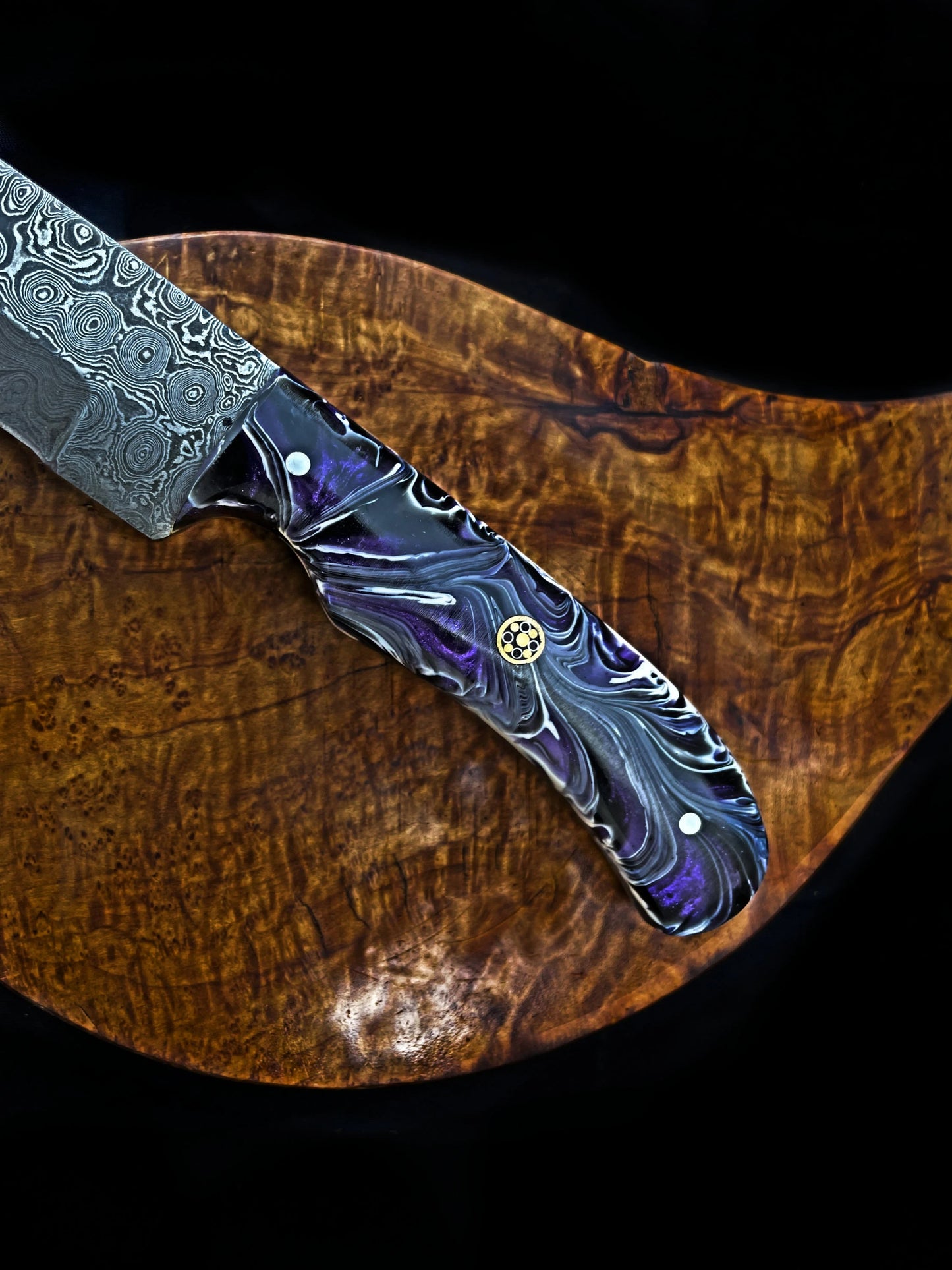 Handmade Damascus Steel Skinning Knife – Resin Handle with Leather Sheath | Hunting & Outdoor Knife