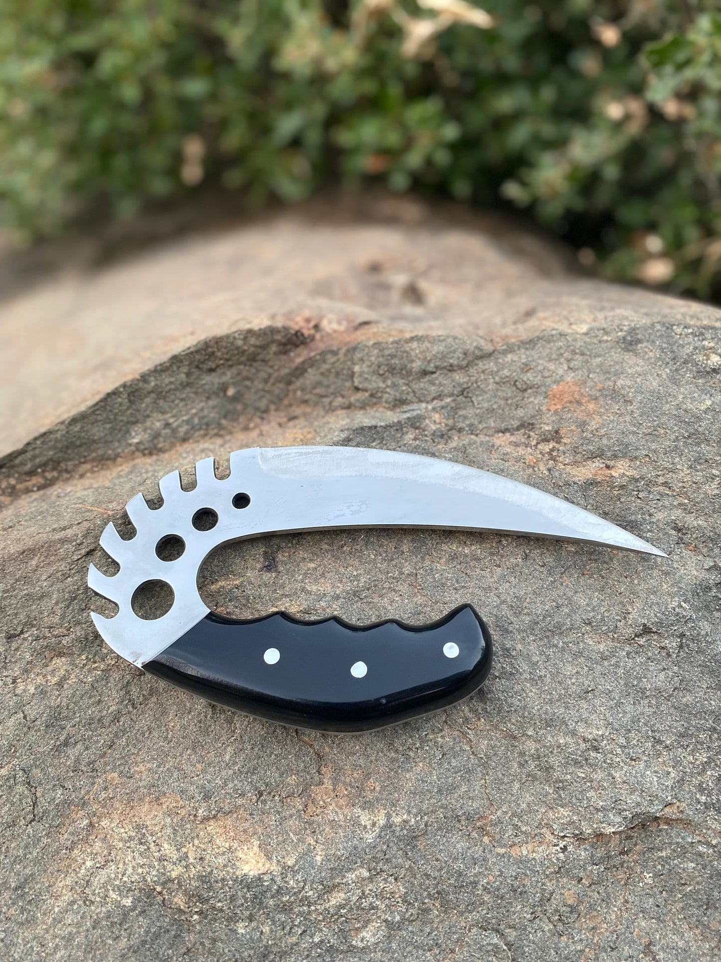 Talon Claw Tactical Knife – Curved Blade with Finger Grip Handle