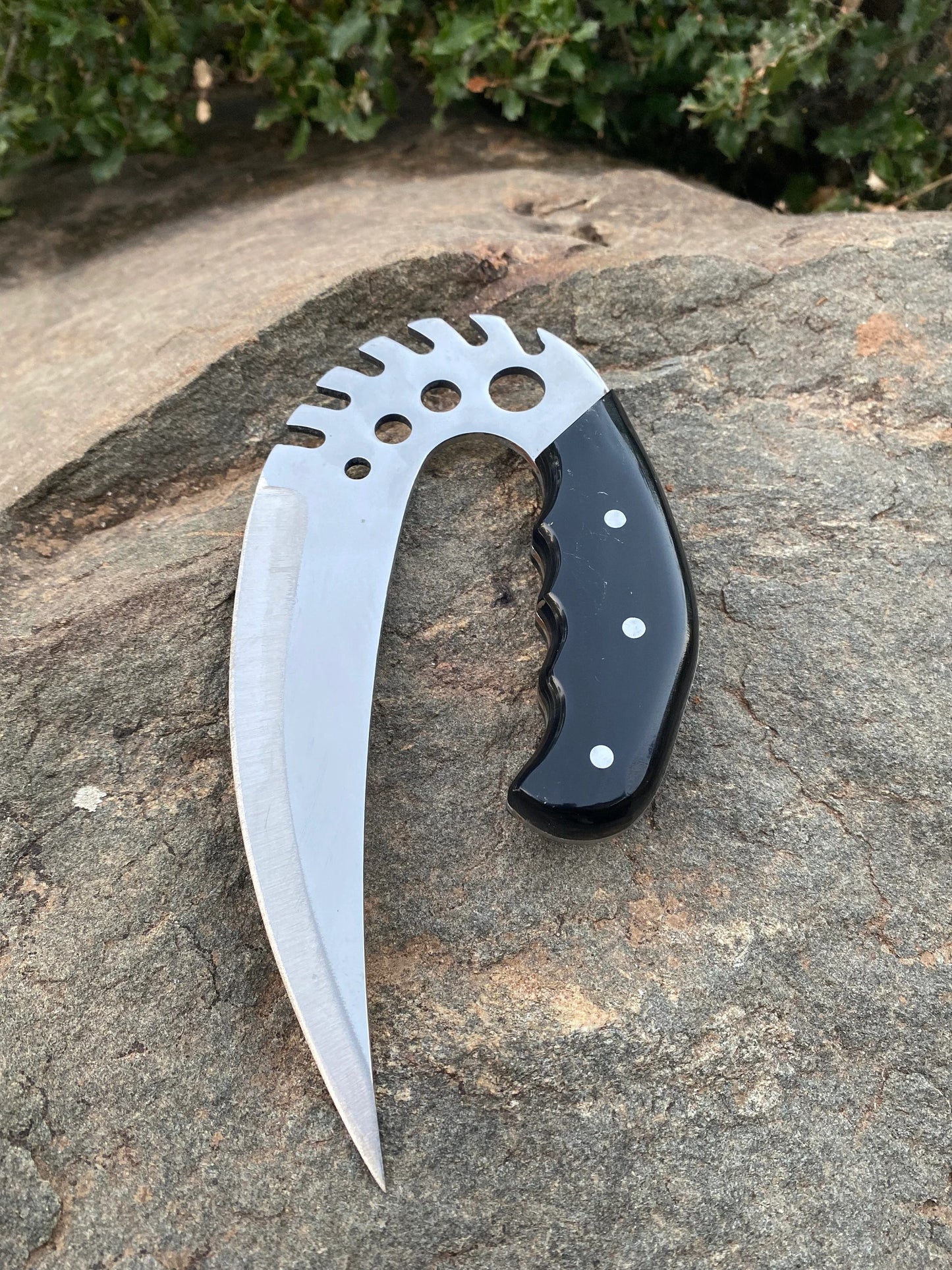 Talon Claw Tactical Knife – Curved Blade with Finger Grip Handle