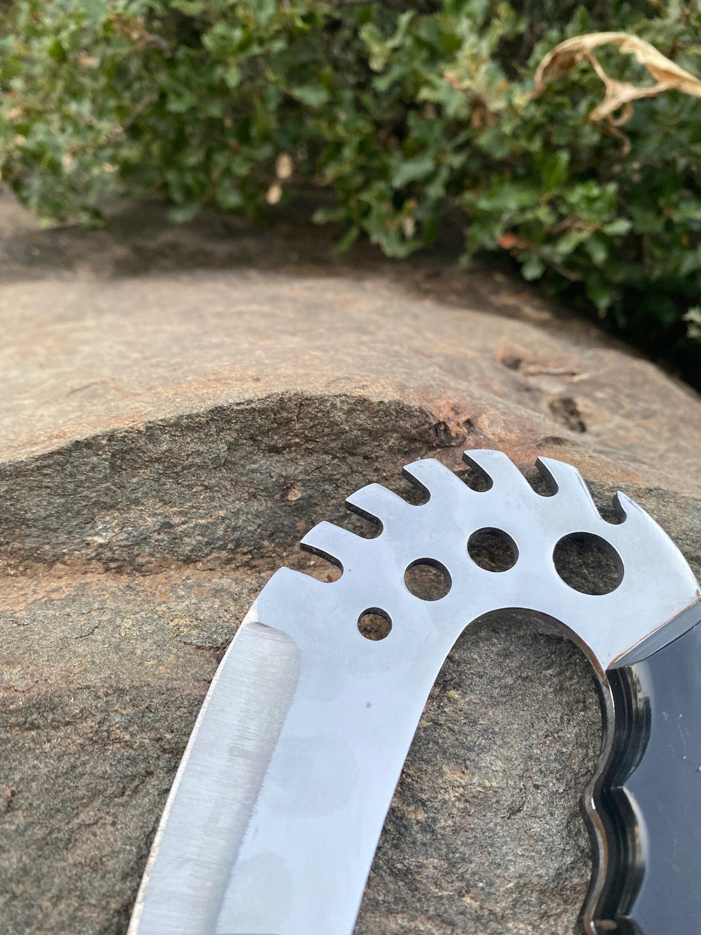 Talon Claw Tactical Knife – Curved Blade with Finger Grip Handle