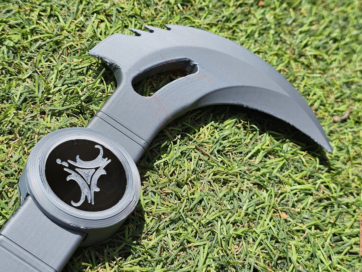 Fantasy Twin-Blade Battle Knife – Double Curved Blades with Center Grip & Tribal Emblem