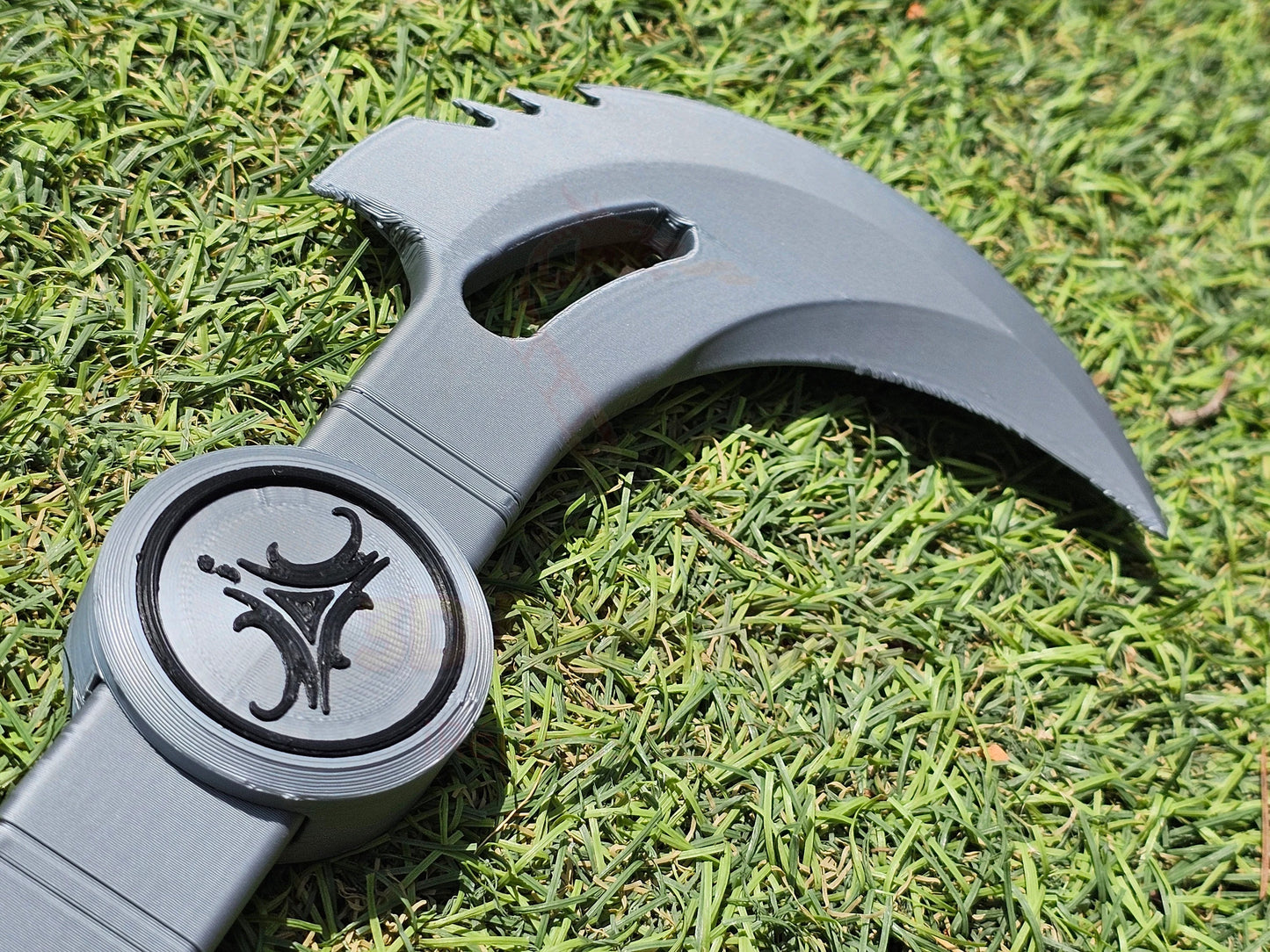 Fantasy Twin-Blade Battle Knife – Double Curved Blades with Center Grip & Tribal Emblem