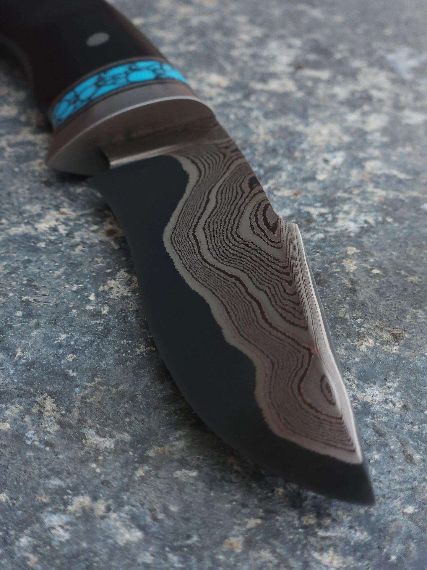 Custom Damascus Steel Knife – Handmade Fixed Blade with Turquoise Accent | Artisan Hunting & Collector’s Knife
