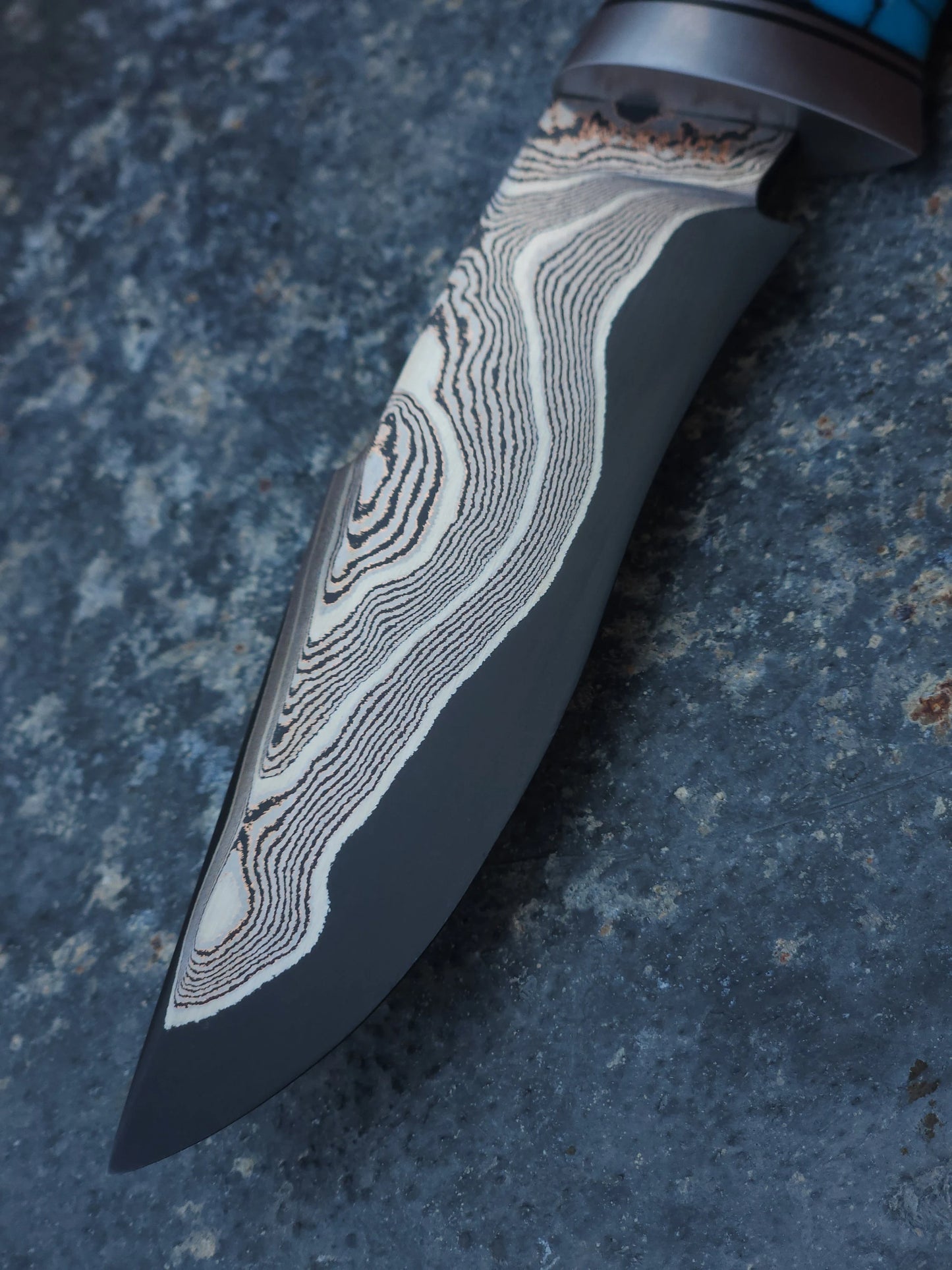 Custom Damascus Steel Knife – Handmade Fixed Blade with Turquoise Accent | Artisan Hunting & Collector’s Knife