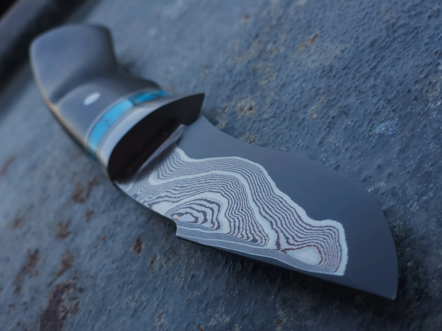 Custom Damascus Steel Knife – Handmade Fixed Blade with Turquoise Accent | Artisan Hunting & Collector’s Knife