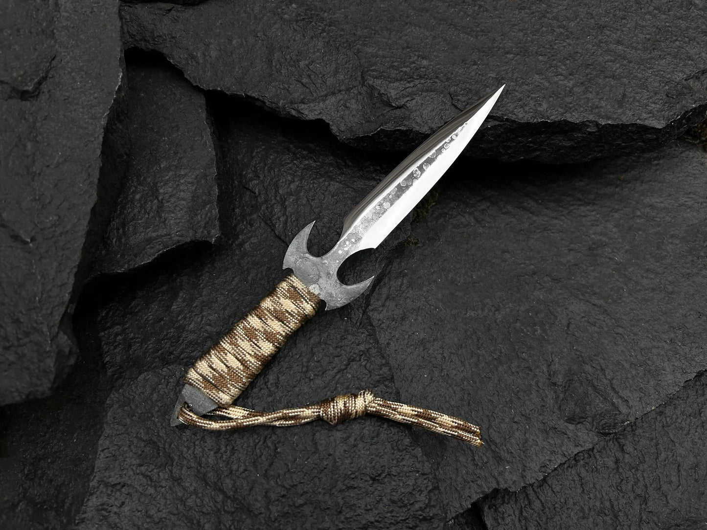 Tactical Throwing Knife – Dual-Spike Spine & Paracord Handle with Leather Sheath