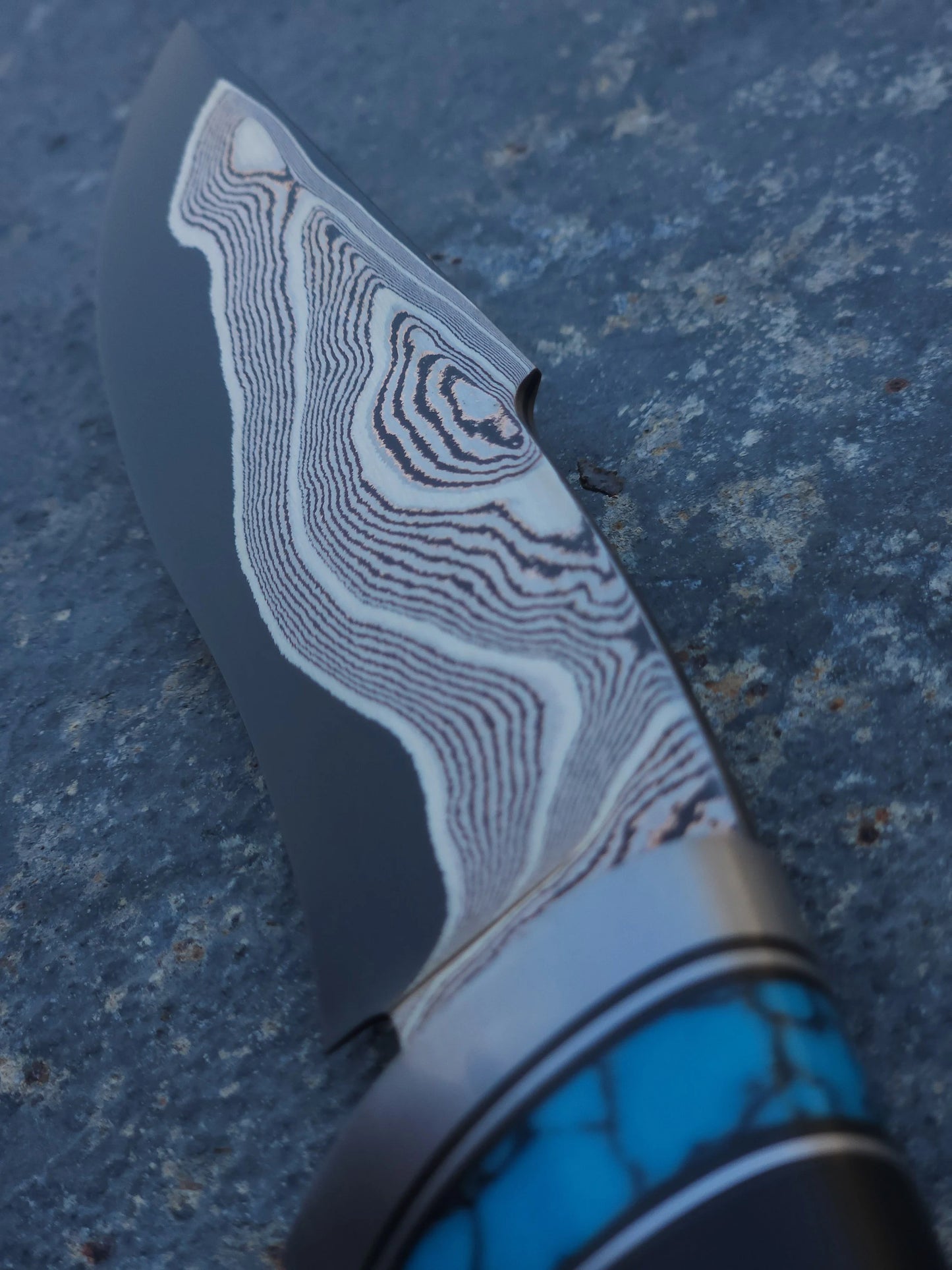Custom Damascus Steel Knife – Handmade Fixed Blade with Turquoise Accent | Artisan Hunting & Collector’s Knife