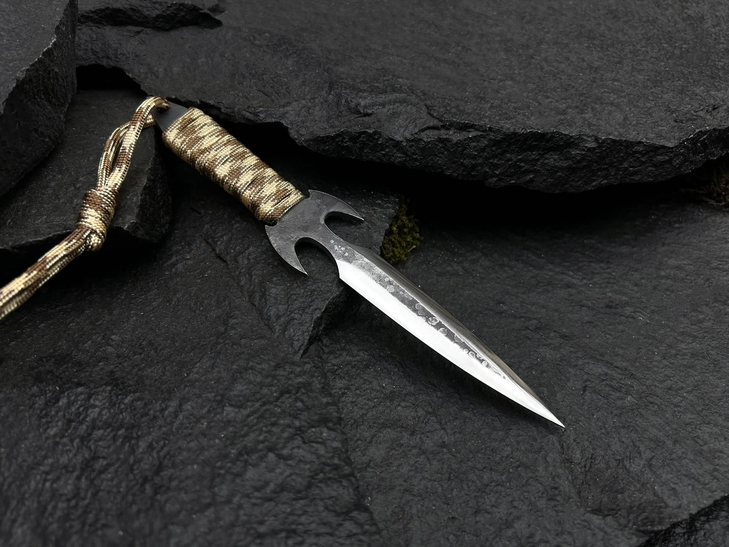 Tactical Throwing Knife – Dual-Spike Spine & Paracord Handle with Leather Sheath