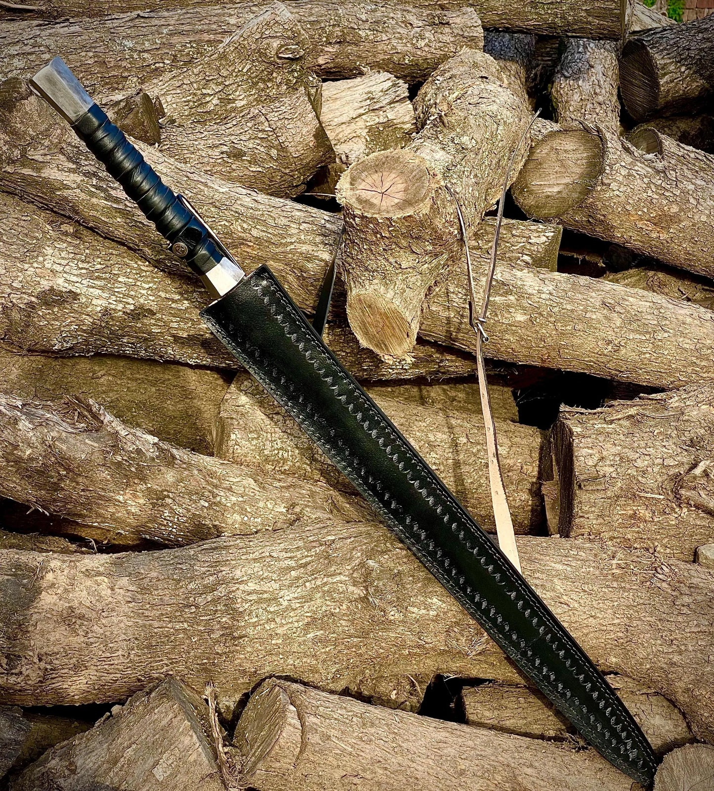 Medieval Gladiator Short Sword – Hand-Forged Steel with Leather-Wrapped Handle & Sheath
