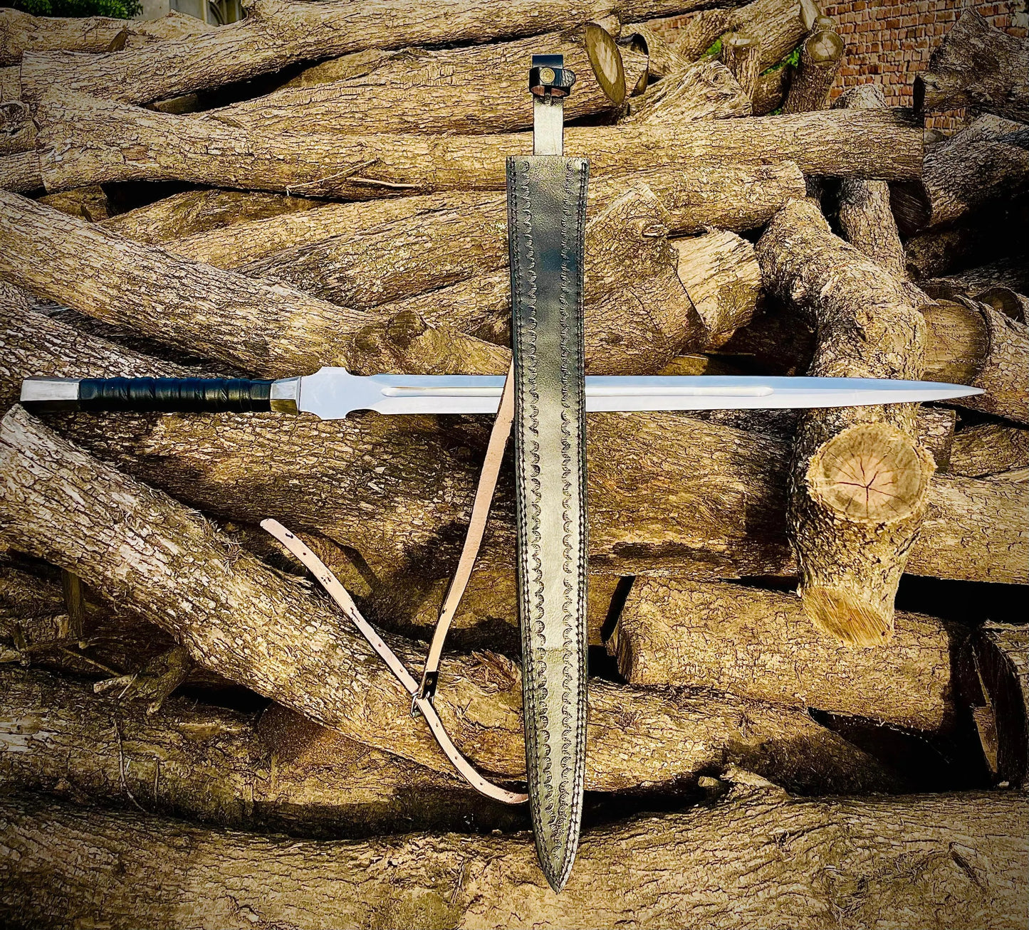 Medieval Gladiator Short Sword – Hand-Forged Steel with Leather-Wrapped Handle & Sheath