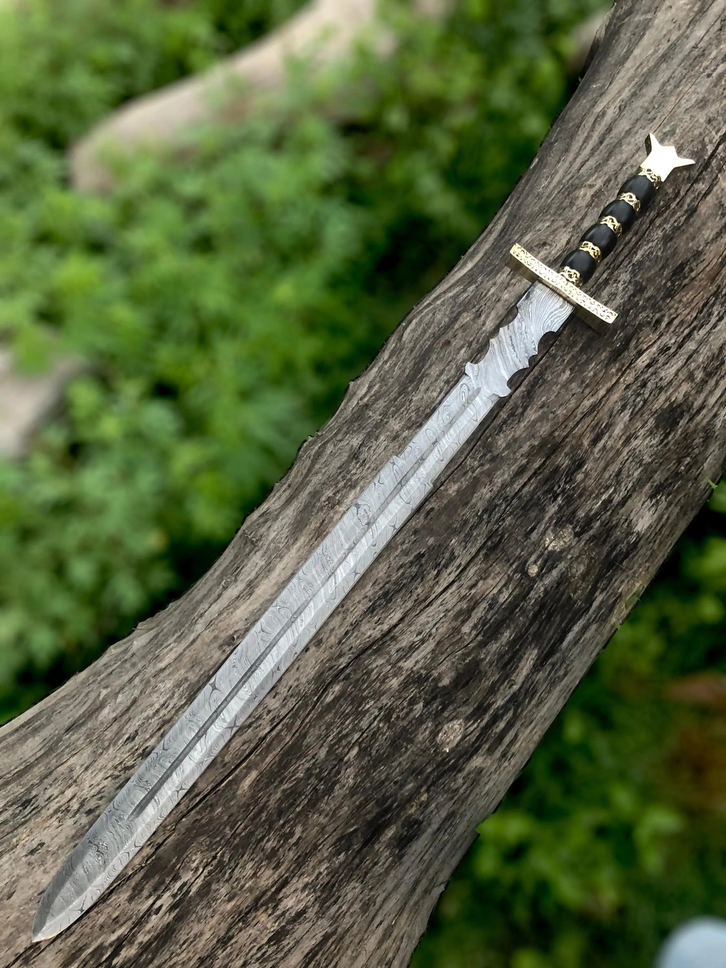 Medieval Damascus Steel Sword – Hand-Forged Blade with Brass Crossguard & Leather Sheath