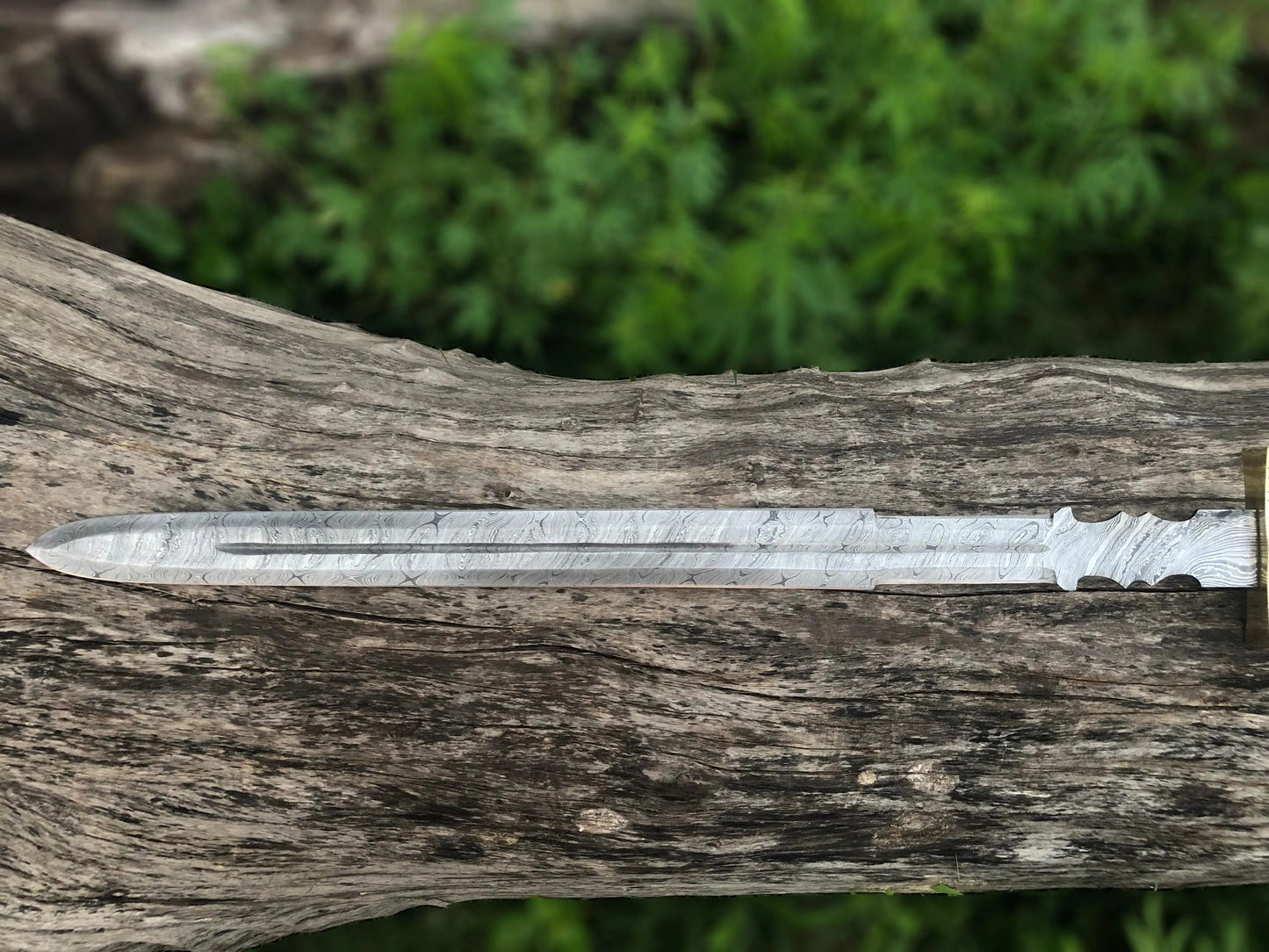 Medieval Damascus Steel Sword – Hand-Forged Blade with Brass Crossguard & Leather Sheath