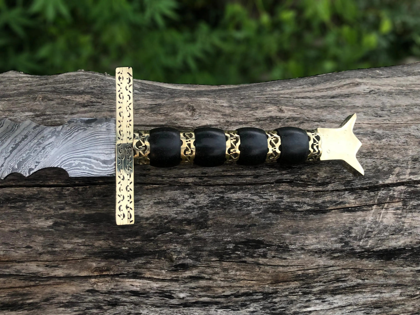 Medieval Damascus Steel Sword – Hand-Forged Blade with Brass Crossguard & Leather Sheath