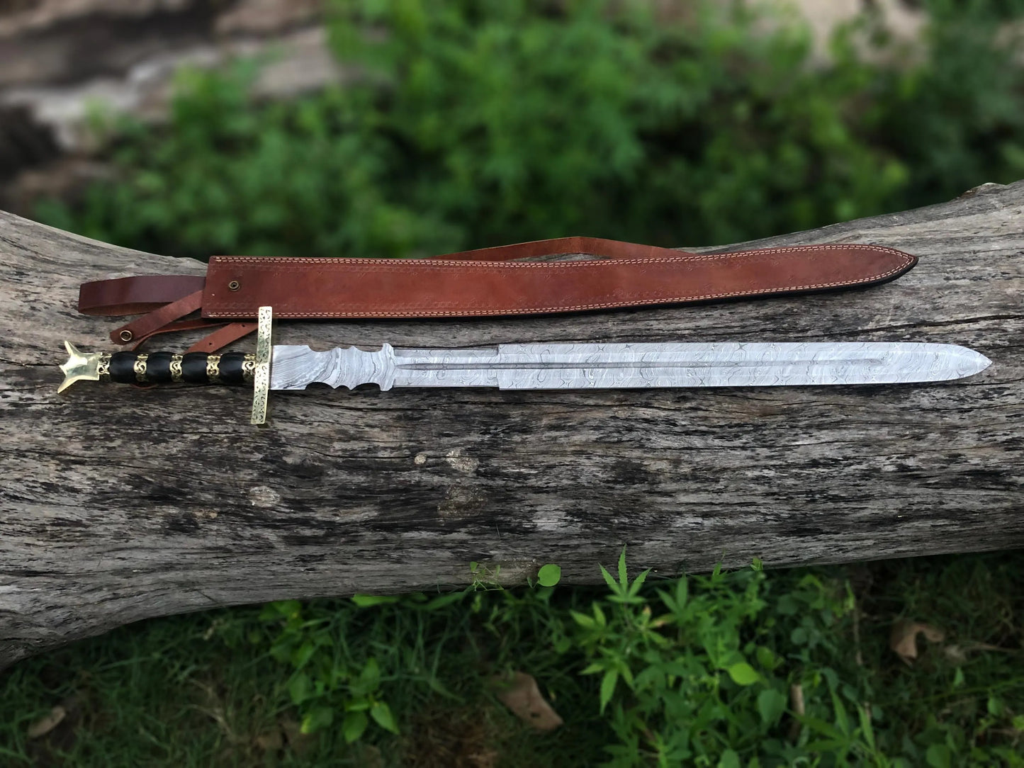 Medieval Damascus Steel Sword – Hand-Forged Blade with Brass Crossguard & Leather Sheath
