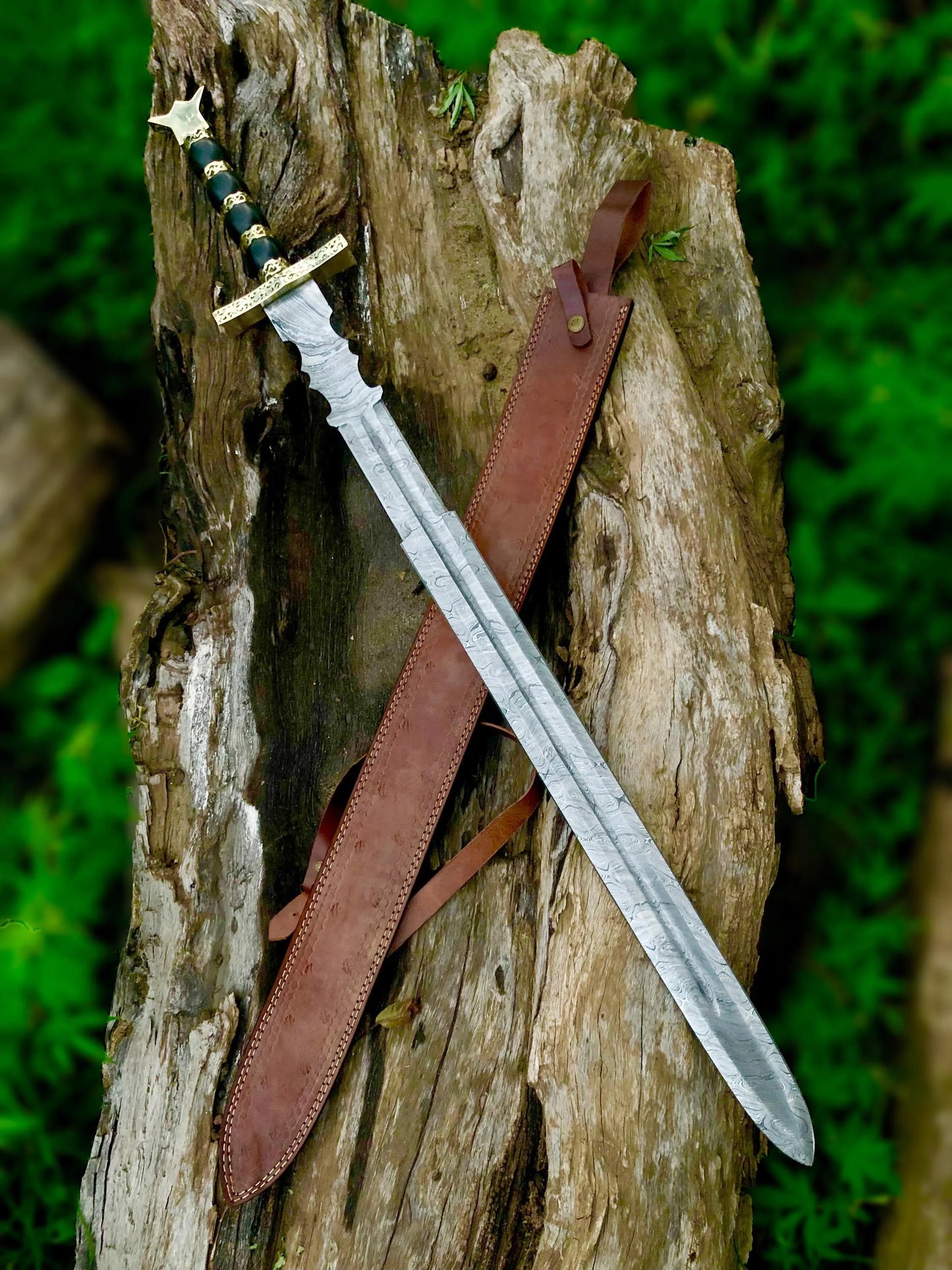 Medieval Damascus Steel Sword – Hand-Forged Blade with Brass Crossguard & Leather Sheath