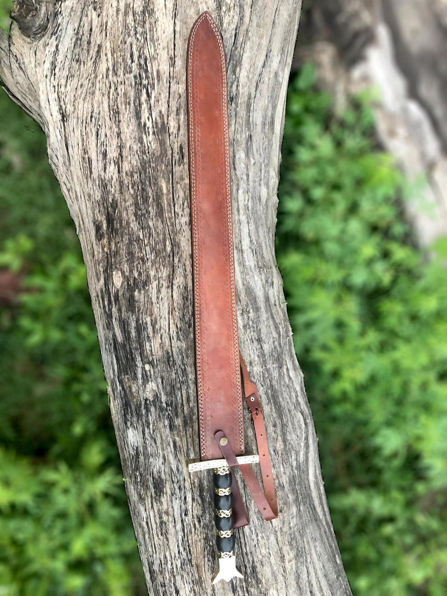 Medieval Damascus Steel Sword – Hand-Forged Blade with Brass Crossguard & Leather Sheath