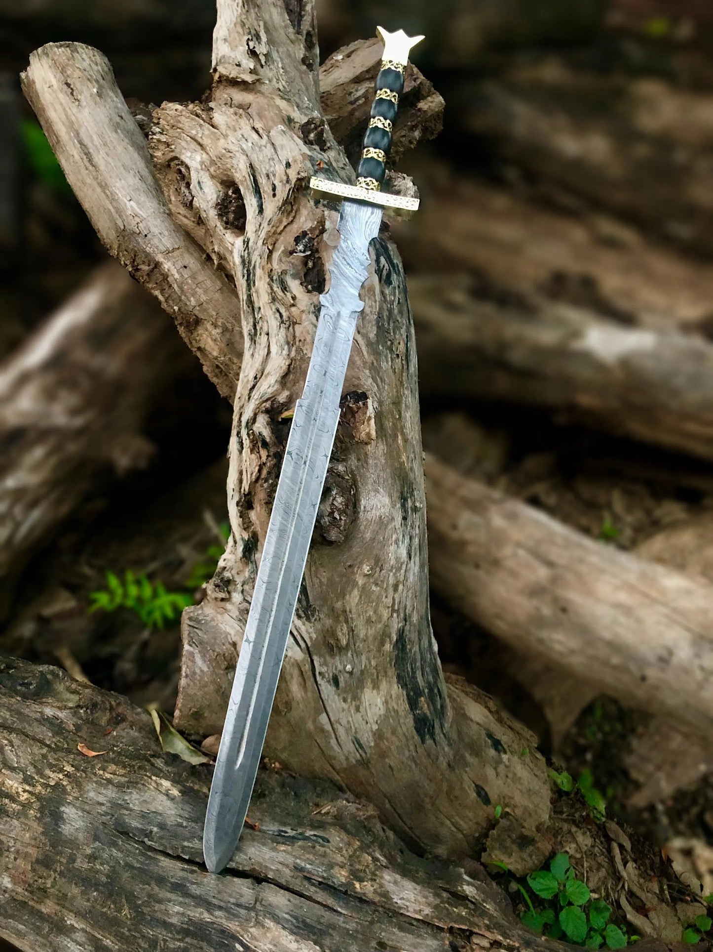 Medieval Damascus Steel Sword – Hand-Forged Blade with Brass Crossguard & Leather Sheath