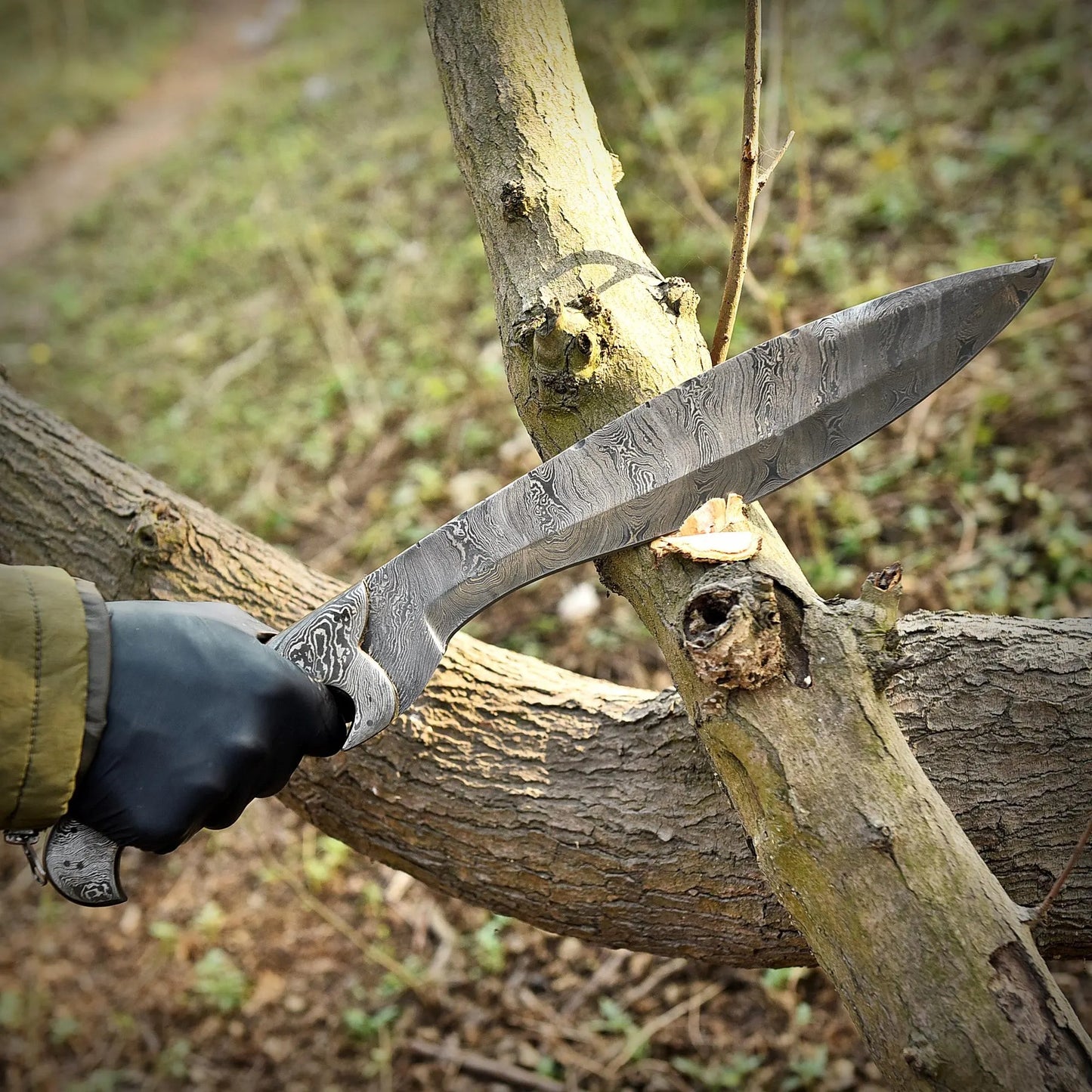 Handmade Damascus Steel Bowie Knife – Hunting & Outdoor Survival Blade with Leather Sheath