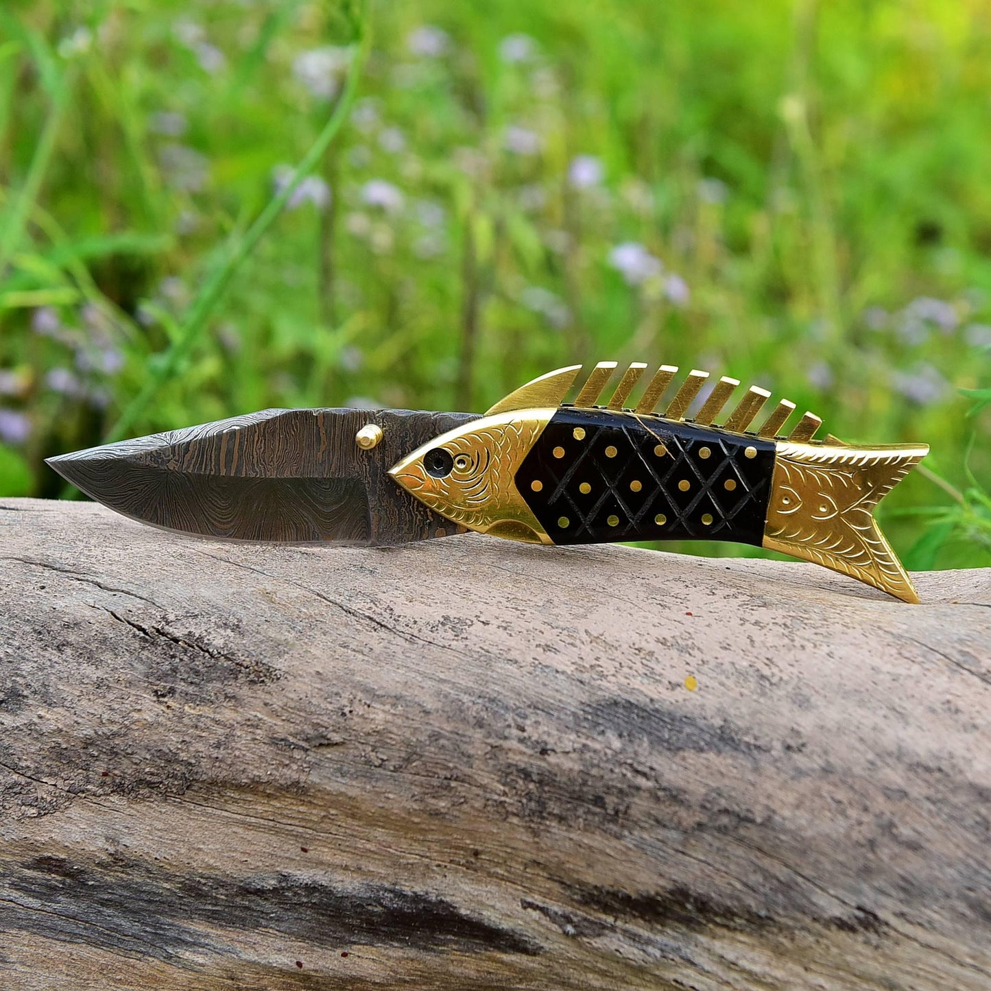Elegant Damascus Folding Knife – Bull Horn Grip with Brass Accents