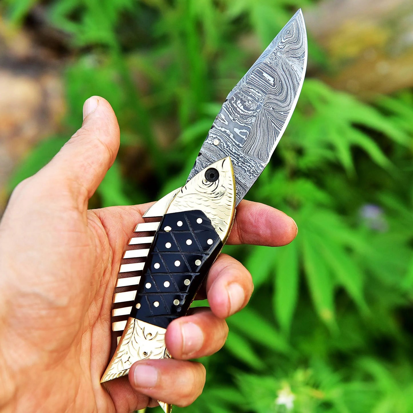 Elegant Damascus Folding Knife – Bull Horn Grip with Brass Accents