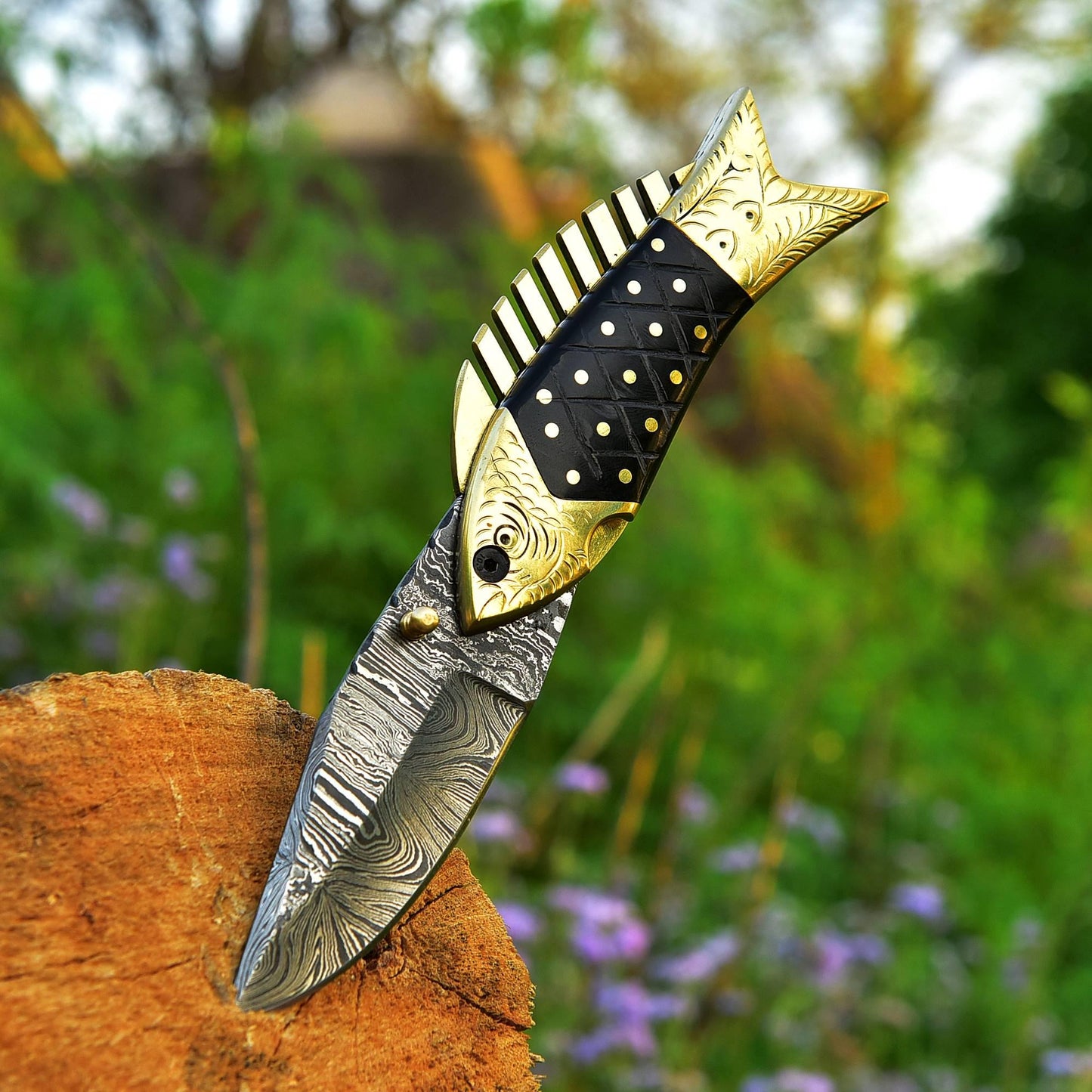 Elegant Damascus Folding Knife – Bull Horn Grip with Brass Accents