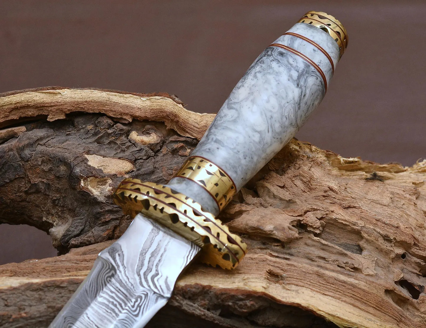 Handmade Damascus Steel Dagger – Resin Handle, Brass Clips & Leather Sheath | Collector’s Fixed Blade