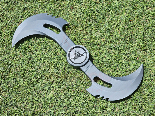 Fantasy Twin-Blade Battle Knife – Double Curved Blades with Center Grip & Tribal Emblem